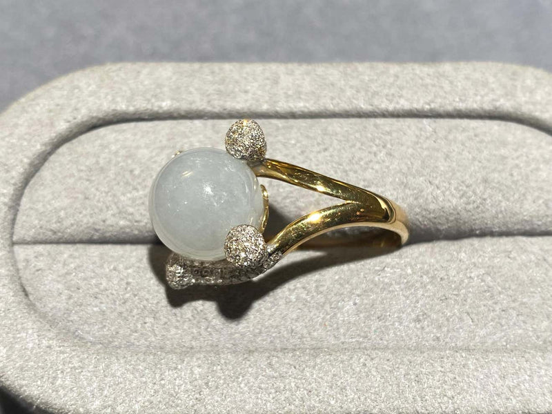 Light Lavender Colour Type A Jadeite and Diamond Ring in 18k Yellow Gold