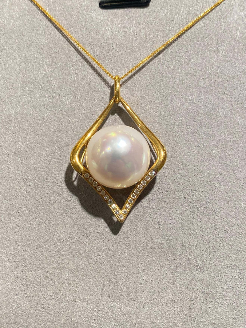 Australian South Sea Pearl and Diamond Pendant in 18k Yellow Gold