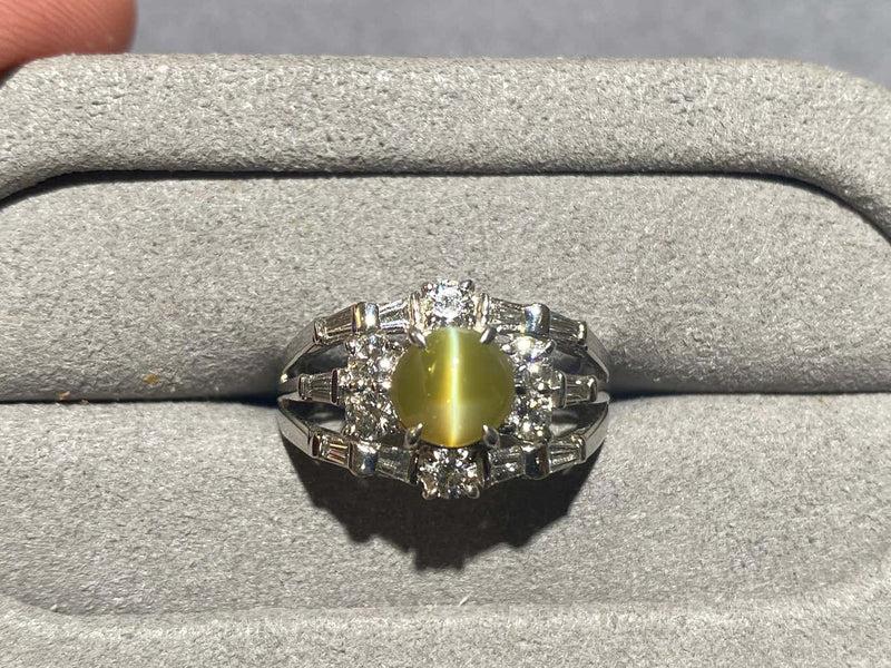 Cat's Eye Chrysoberyl and Diamond Ring in 18k White Gold