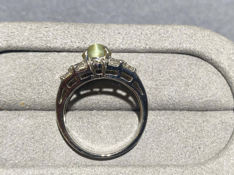 Cat's Eye Chrysoberyl and Diamond Ring in 18k White Gold