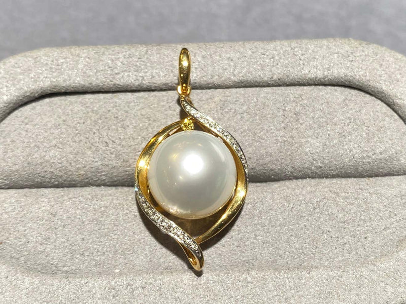 Australian South Sea Pearl and Diamond Pendant in 18k Yellow Gold