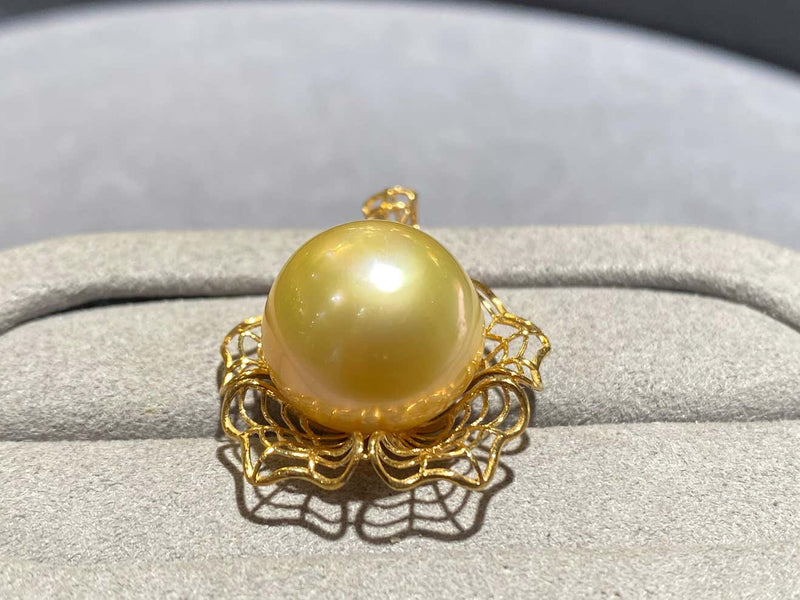 Champagne Colour South Sea Pearl Pendant in 18k Yellow Gold