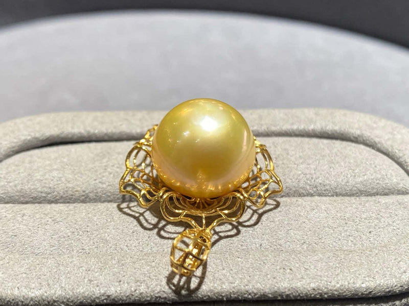 Champagne Colour South Sea Pearl Pendant in 18k Yellow Gold