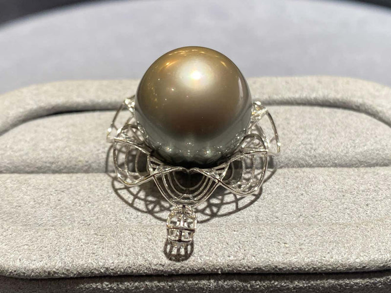 Tahitian Pearl Pendant in 18k White Gold