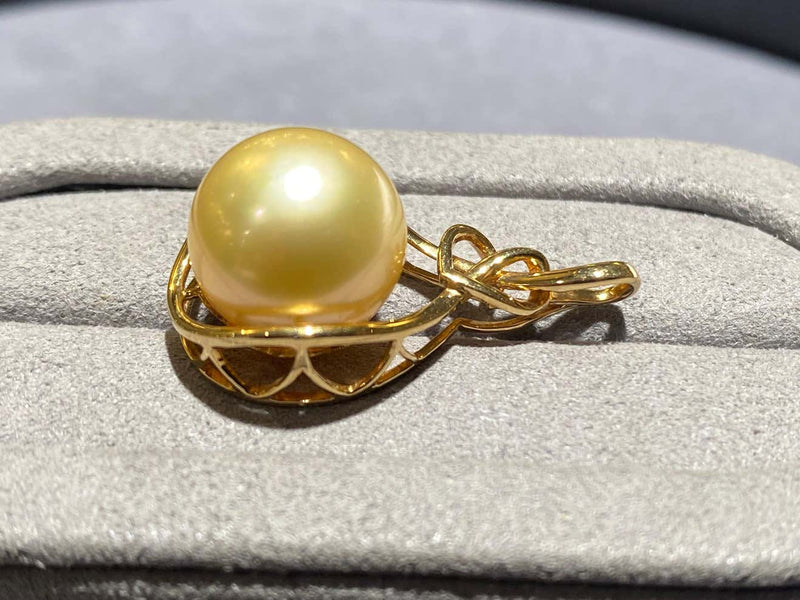 Champagne Colour South Sea Pearl Pendant in 18k Yellow Gold