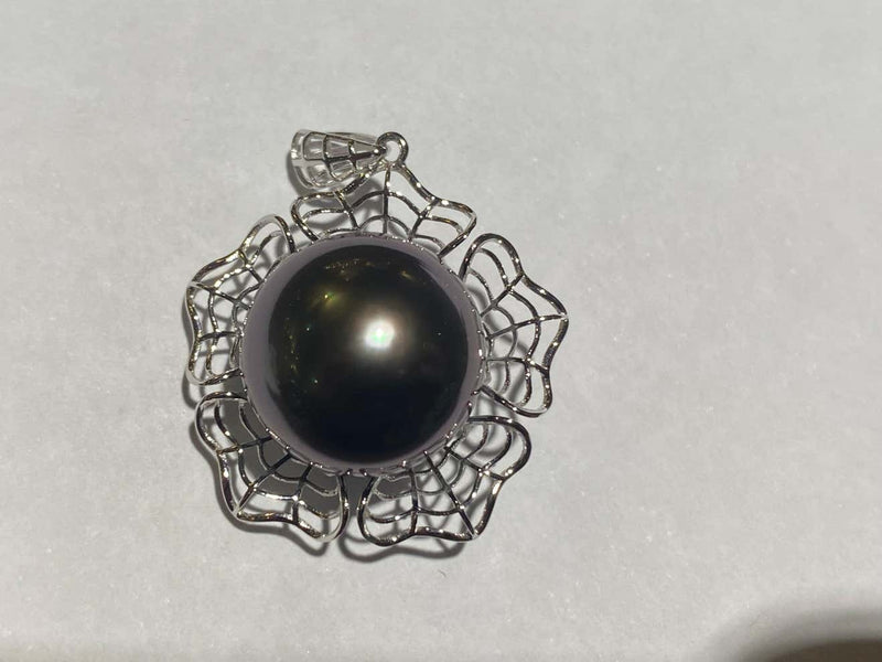 Tahitian Pearl Pendant in 18k White Gold