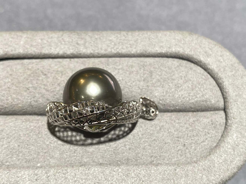 Tahitian Pearl Pendant in 18k White Gold