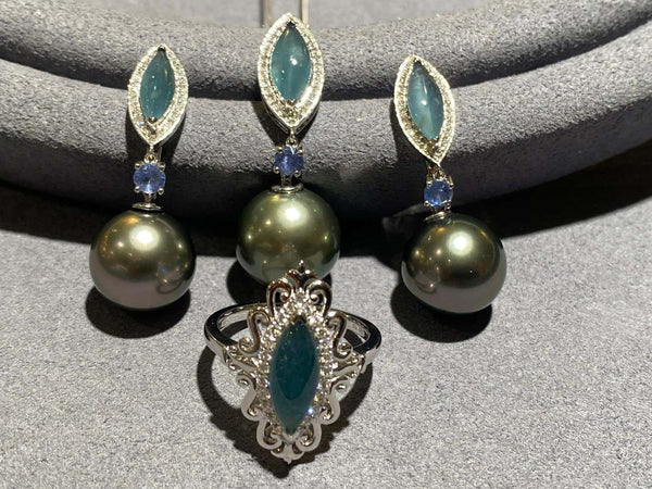 Eostre Type A Blue Jadeite, Tahitian Pearl and Diamond Jewellery set in 18k Gold