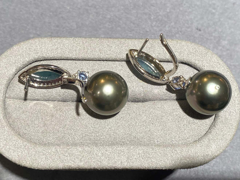 Eostre Type A Blue Jadeite, Tahitian Pearl and Diamond Jewellery set in 18k Gold